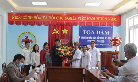 Lãnh đạo huyện Kon Rẫy thăm, chúc mừng ngành Y tế nhân ngày Thầy thuốc Việt Nam