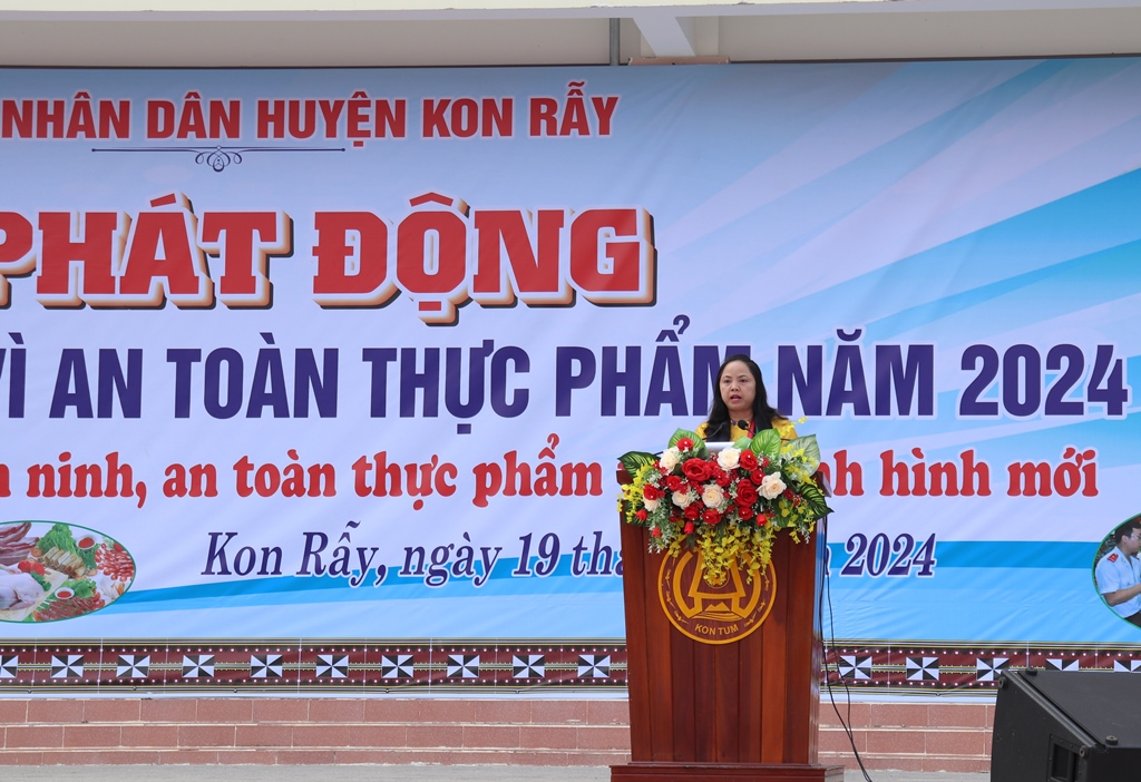 Phó Chủ tịch UBND huyện phát biểu